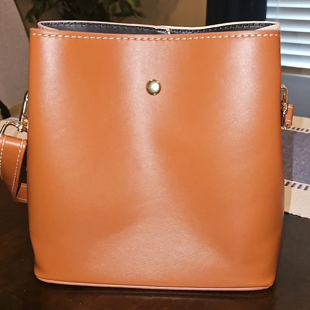 Woman's Crossbody Bucket Bag